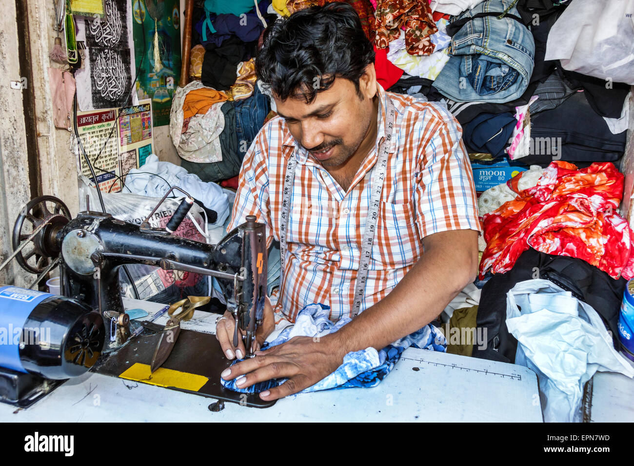 Mumbai Inde,Apollo Bandar,Colaba,Causeway,marché,Shahid Bhagat Singh Marg,route,homme hommes,tailleur,couturier,machine à coudre,travail,commerce,travail,travail,travail,travail, Banque D'Images