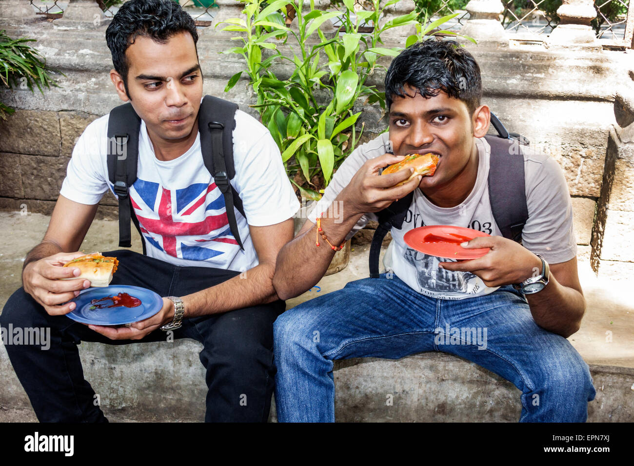 Mumbai Inde,fort Mumbai,Kala Ghoda,Mahatma Gandhi Road,homme hommes,amis,manger,nourriture de rue,India15227144 Banque D'Images
