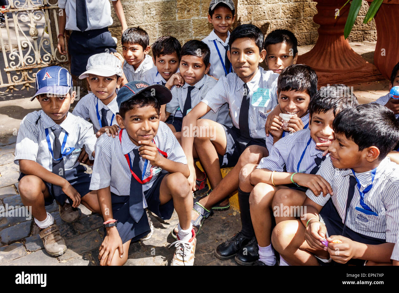 Mumbai Inde,fort Mumbai,Kala Ghoda,Mahatma Gandhi Road,Chhatrapati Shivaji Maharaj Vatu Sangrahalay,ancien Musée du Prince de Galles,garçons garçons garçons enfants Banque D'Images