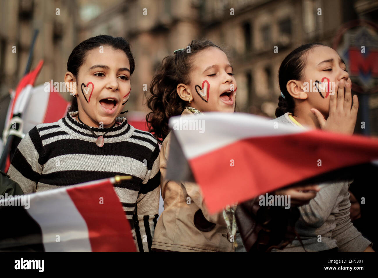 Le chant des filles et agitent des drapeaux sur la place Tahrir pour protester contre le gouvernement militaire intérimaire qui a pris le pouvoir après Hosni Moubarak a été renversé lors de la révolution. Banque D'Images