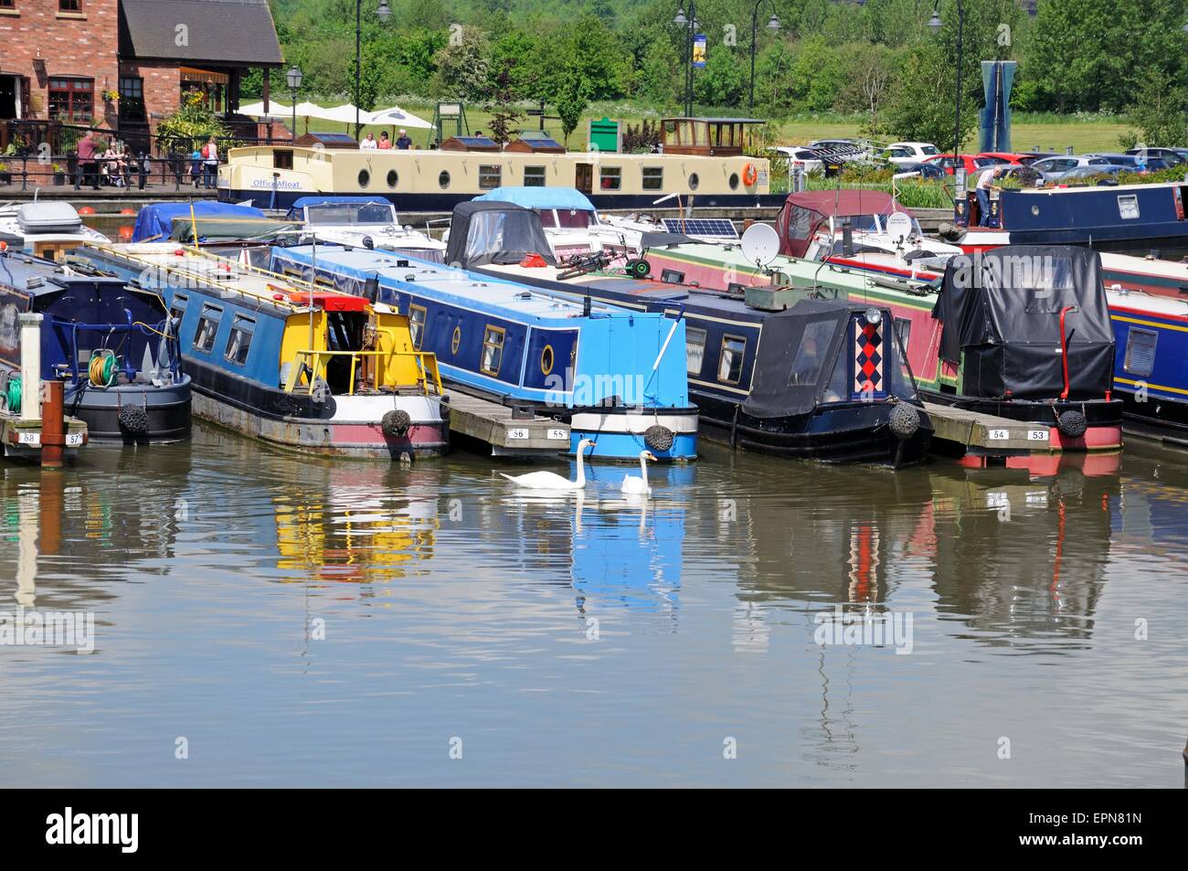Narrowboats sur leurs amarres dans le bassin du canal avec un bar à l'arrière, Barton Marina, Barton-under-Needwood, Staffordshire, Royaume-Uni Banque D'Images