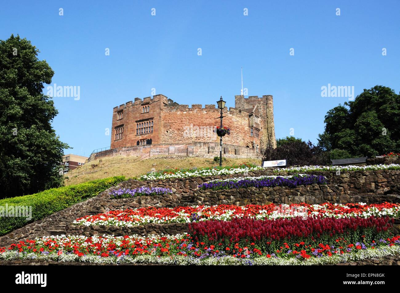 Vue sur les jardins du château avec le château normand à l'arrière, Tamworth, Staffordshire, Angleterre, Royaume-Uni, Europe de l'Ouest. Banque D'Images