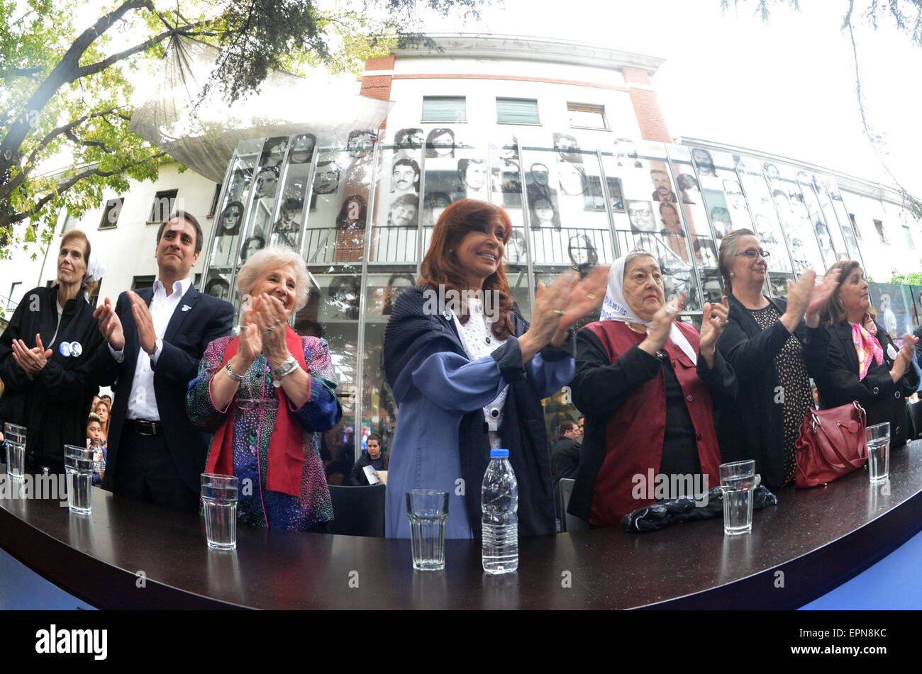 Buenos Aires, Argentine. 19 mai, 2015. Le Président de l'Argentine, Cristina Fernandez (C), Président de l'organisation "Abuelas de Plaza de Mayo", Estela de Carlotto (3L) et président de l'organisation 'Madres de Plaza de Mayo' Hebe de Bonafini (3e R) de prendre part à la cérémonie d'ouverture du site de la mémoire à l'ancien centre de détention clandestin de l'École de mécanique de la Marine (ESMA) à Buenos Aires, Argentine, le 19 mai 2015. © NOTIMEX/Xinhua/Alamy Live News Banque D'Images