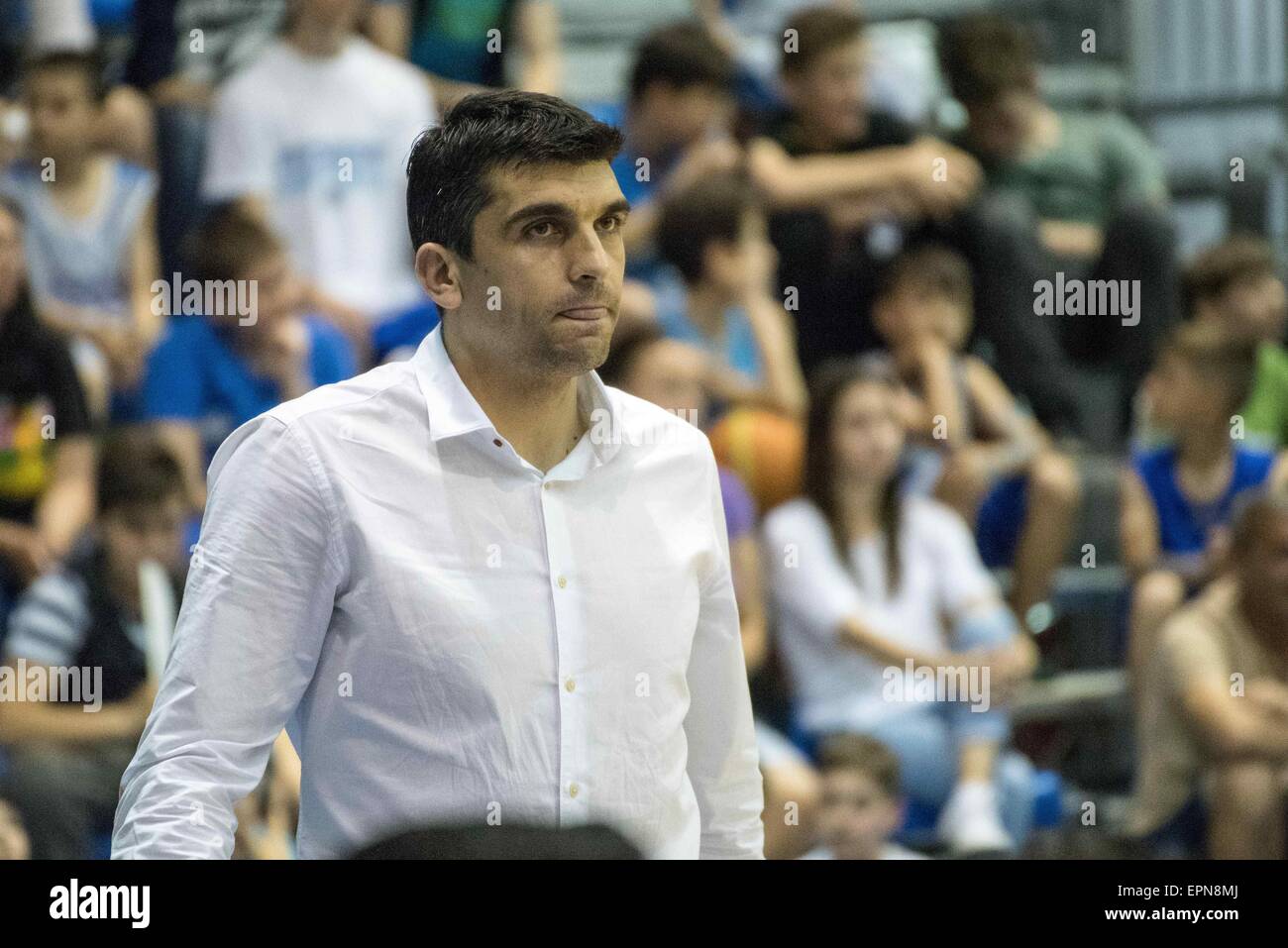 Sala Olimpia Sporturilor, Ploiesti, Ploiesti, Roumanie ROU. 19 mai, 2015. Ocokoljic l'Assa, l'entraîneur du CSU Ploiesti en action au cours de la nationale de la ligue de basket-ball hommes finale match entre CSU Asesoft Ploiesti ROU et BC Mures Reghin ROU à Sala Olimpia Sporturilor, Ploiesti, Ploiesti, Roumanie ROU. Foto : Catalin Soare © csm/Alamy Live News Banque D'Images