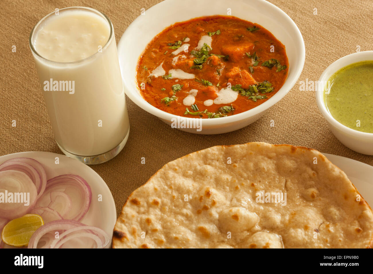 Beurre masala Paneer Tandoori Roti et avec lassi sucré Banque D'Images