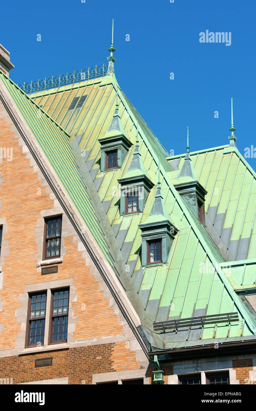 Détail de l'ancienne toiture en cuivre de la gare ferroviaire et routière de complexe dans la ville de Québec, Canada. Banque D'Images