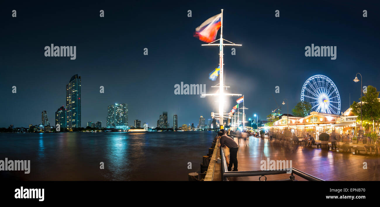 River promenade en soirée avec une grande roue et l'horizon sur la rivière Mae Nam Chao Phraya, Asiatique, Bangkok Banque D'Images