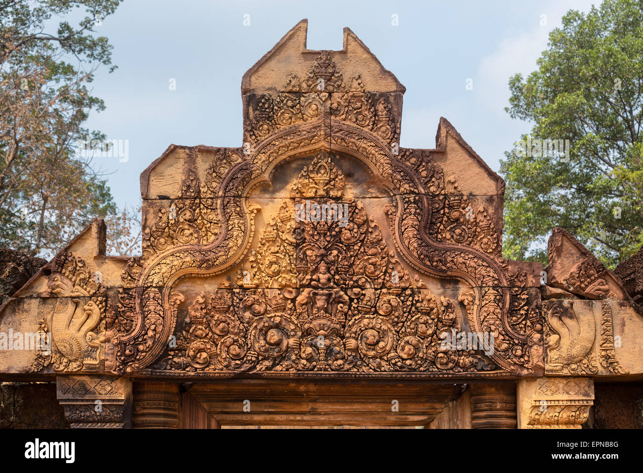Banteay Srei, bas-relief à l'entrée est, grès rose, l'ornementation, Indra sur l'éléphant à trois têtes, temple hindou Khmer Banque D'Images