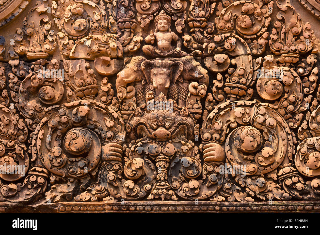 Banteay Srei, bas-relief à l'entrée est, grès rose, l'ornementation, Indra sur l'éléphant à trois têtes, temple hindou Khmer Banque D'Images
