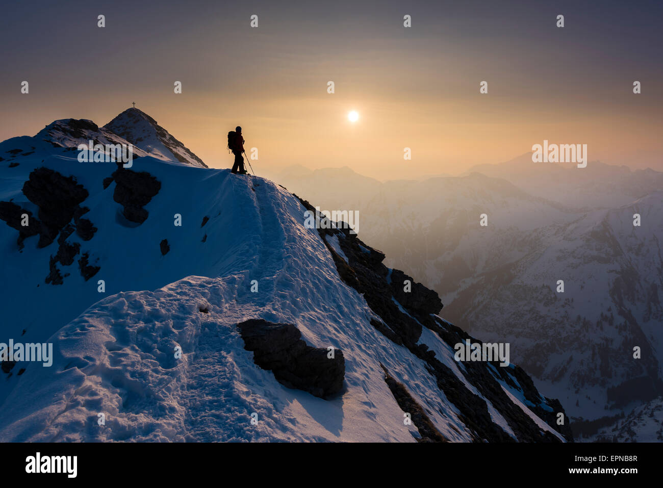 Lever du soleil au-dessus des Alpes d'Allgäu avec mountaineer devant Gaißhorn, sommet vallée Tannheimer Tal, Tyrol, Autriche Banque D'Images