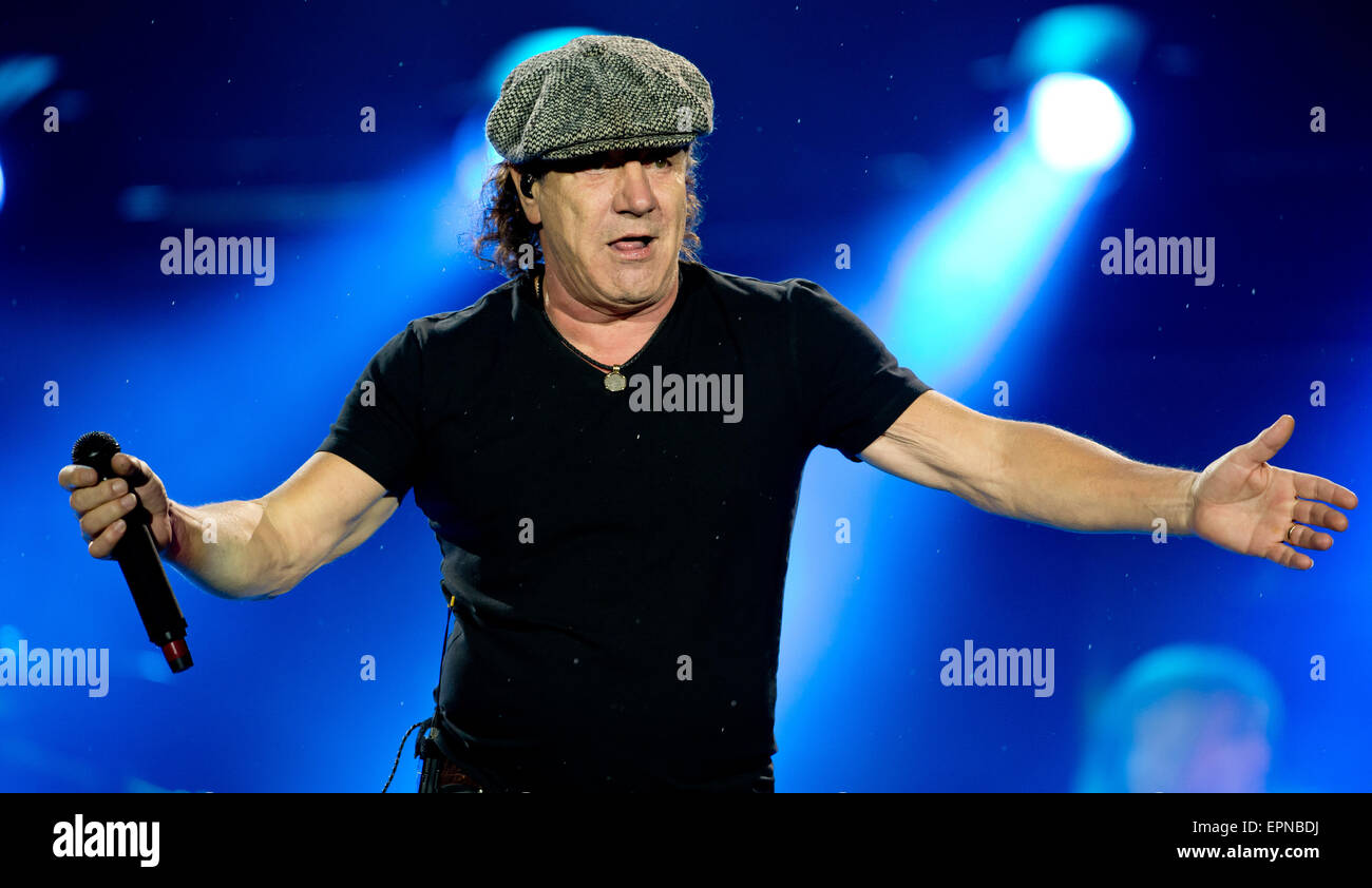 Munich, Allemagne. 19 mai, 2015. Brian Johnson, le chanteur du groupe de rock australien AC/DC, se dresse sur la scène dans le stade olympique de Munich, Allemagne, 19 mai 2015. Photo : SVEN HOPPE/dpa/Alamy Live News Banque D'Images