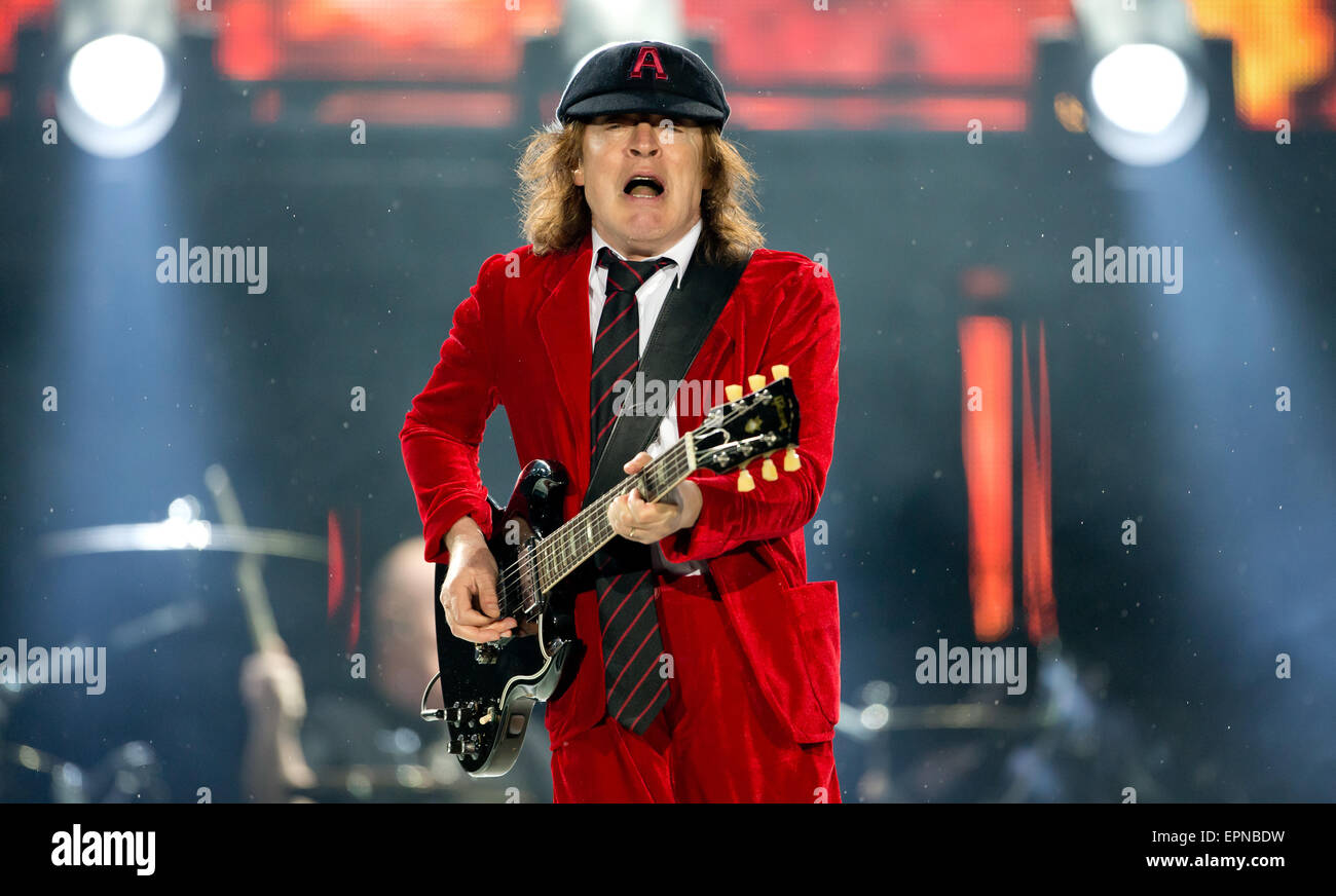 Munich, Allemagne. 19 mai, 2015. Le guitariste dans le groupe de rock australien AC/DC, Angus Young, est sur scène dans le stade olympique de Munich, Allemagne, 19 mai 2015. Photo : SVEN HOPPE/dpa/Alamy Live News Banque D'Images