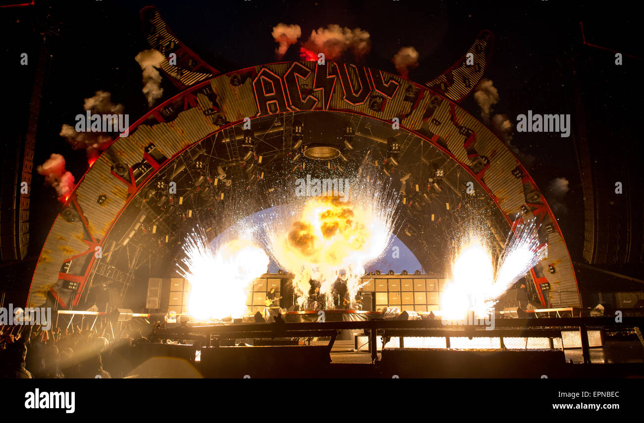 Munich, Allemagne. 19 mai, 2015. La scène pour le groupe de rock australien AC/DC dans le stade olympique de Munich, Allemagne, 19 mai 2015. Photo : SVEN HOPPE/dpa/Alamy Live News Banque D'Images