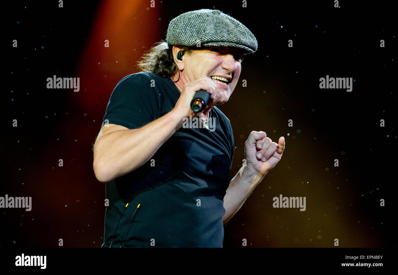 Munich, Allemagne. 19 mai, 2015. Brian Johnson, le chanteur du groupe de rock australien AC/DC, se dresse sur la scène dans le stade olympique de Munich, Allemagne, 19 mai 2015. Photo : SVEN HOPPE/dpa/Alamy Live News Banque D'Images