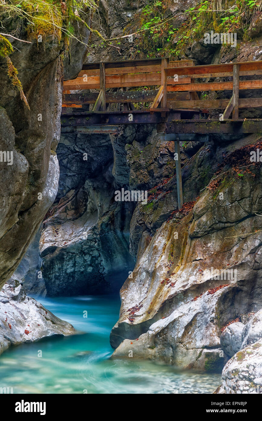 Promenade dans la gorge avec Seisenberg Weißbach stream, près de Lofer, District de Zell am See, Salzbourg, Autriche Etat Banque D'Images