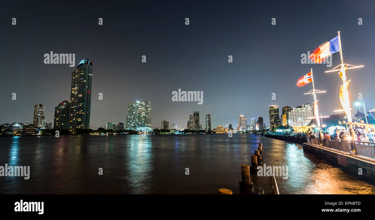 River promenade en soirée avec une grande roue et l'horizon sur la rivière Mae Nam Chao Phraya, Asiatique, Bangkok Banque D'Images