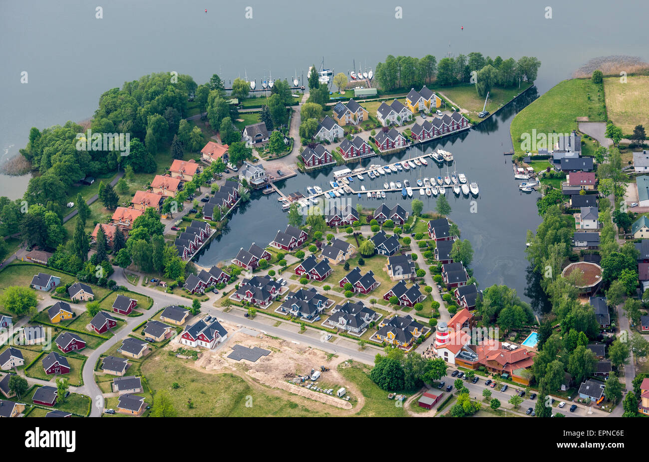 Wendisch Rietz, Allemagne. 19 mai, 2015. Une vue aérienne montre le parc de vacances Scharmuetzelsee avec ses nombreuses maisons de vacances sur la rive sud-ouest du lac Scharmuetzelsee à Wendisch Rietz, Allemagne, 19 mai 2015. Photo : PATRICK PLEUL/dpa/Alamy Live News Banque D'Images