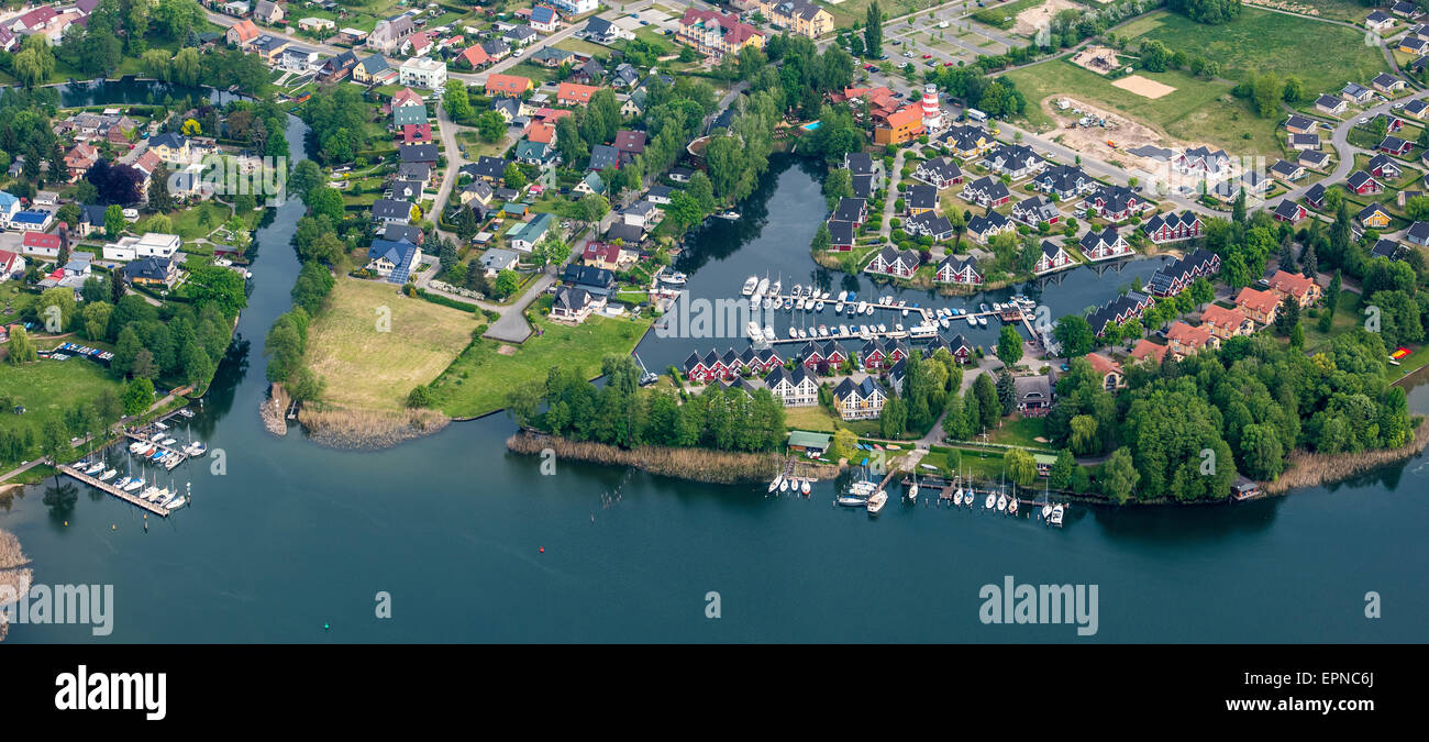 Wendisch Rietz, Allemagne. 19 mai, 2015. Une vue aérienne montre le parc de vacances Scharmuetzelsee avec ses nombreuses maisons de vacances sur la rive sud-ouest du lac Scharmuetzelsee à Wendisch Rietz, Allemagne, 19 mai 2015. Photo : PATRICK PLEUL/dpa/Alamy Live News Banque D'Images