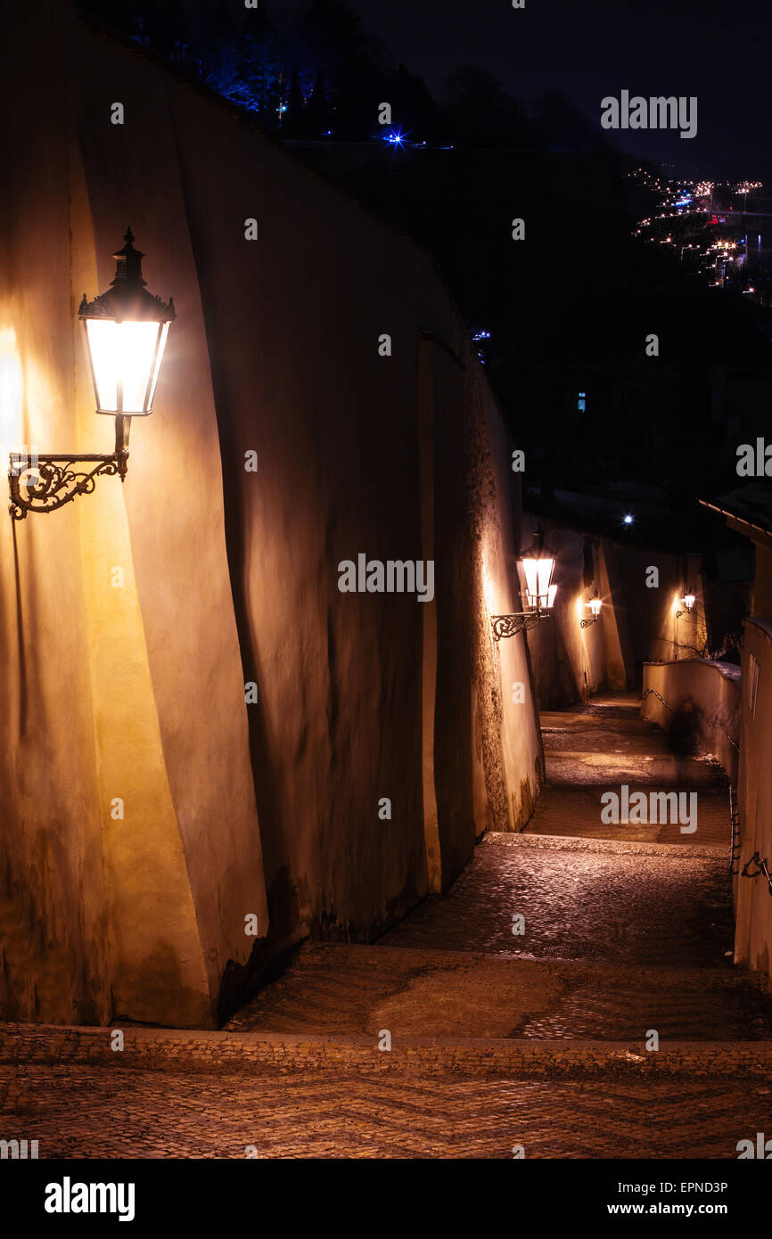 Allée avec des lanternes en escalier de Prague la nuit Banque D'Images