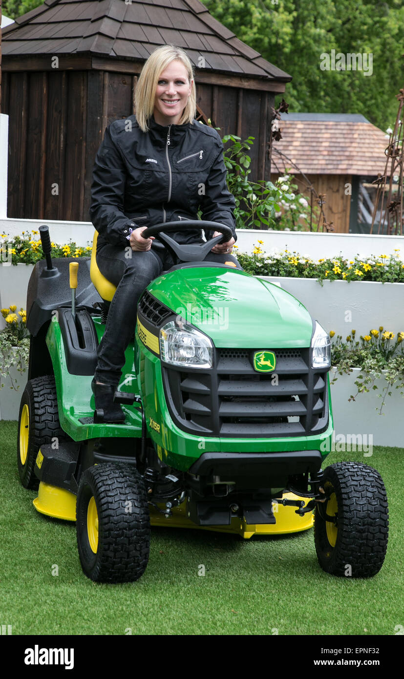 Zara Phillips assis sur un tracteur John Deere au Chelsea Flower Show 2015 Banque D'Images