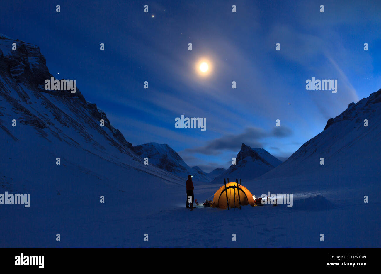 Caravaneige avec tente jaune dans les montagnes de Laponie suédoise. Banque D'Images