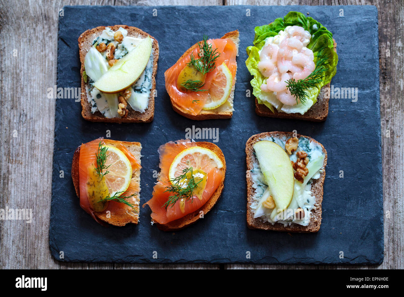 Sélection de sandwiches ouverts scandinaves Banque D'Images