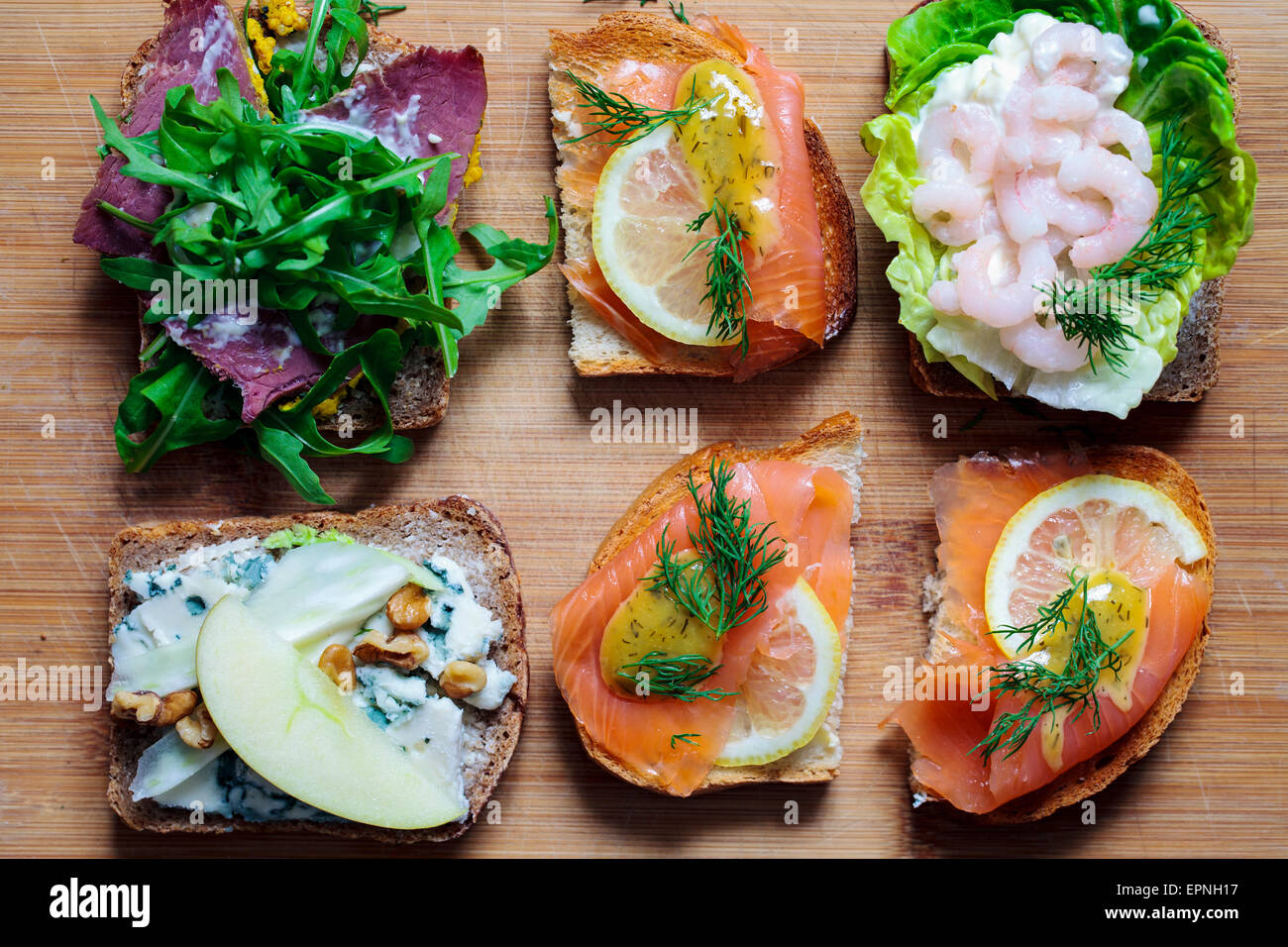 Sélection de sandwiches ouverts scandinaves Banque D'Images