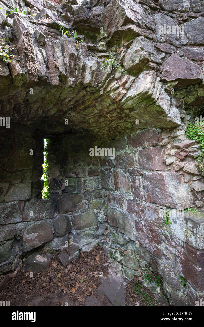 Dans les vieux murs en pierre de la cité médiévale du château en ruine de Beeston Cheshire, Angleterre. Banque D'Images