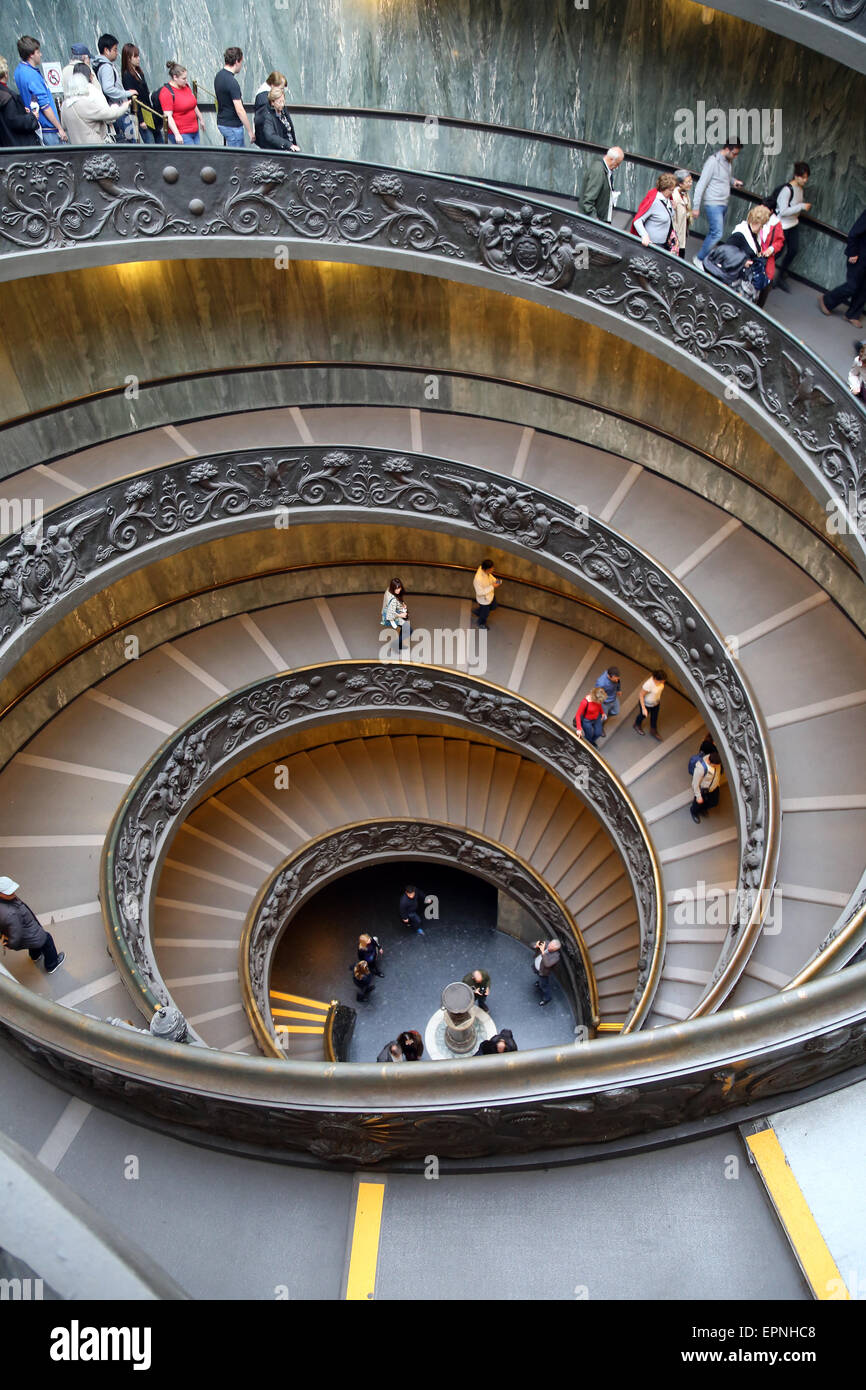 Bramante escalier. Musées du Vatican. Conçu par Giuseppe Momo, 1932, inspiré par escalier conçu par Donato Bramante. Banque D'Images