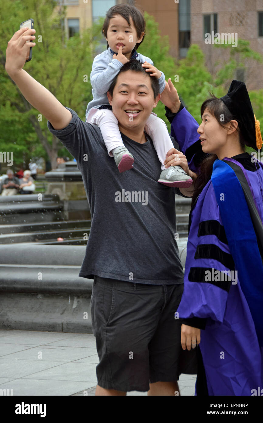 Une famille asiatique en prenant un après que la mère selfies d'NYU. À Washington Square Park à New York City Banque D'Images