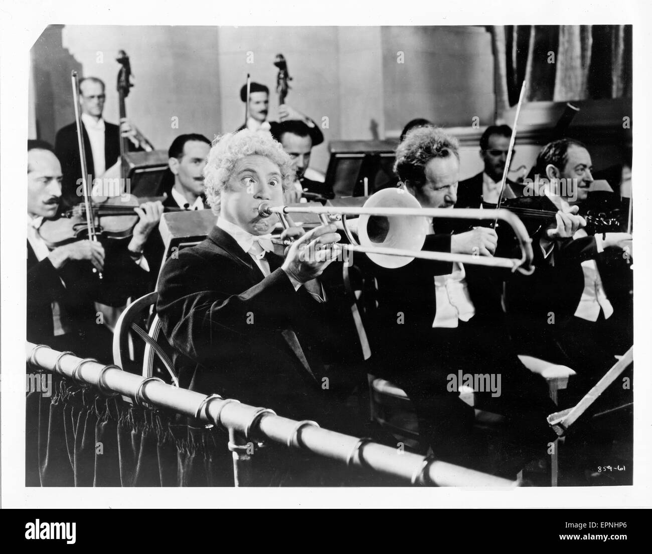 Harpo Marx à jouer du trombone dans une scène du film de 1935 "A night at the opera' Banque D'Images
