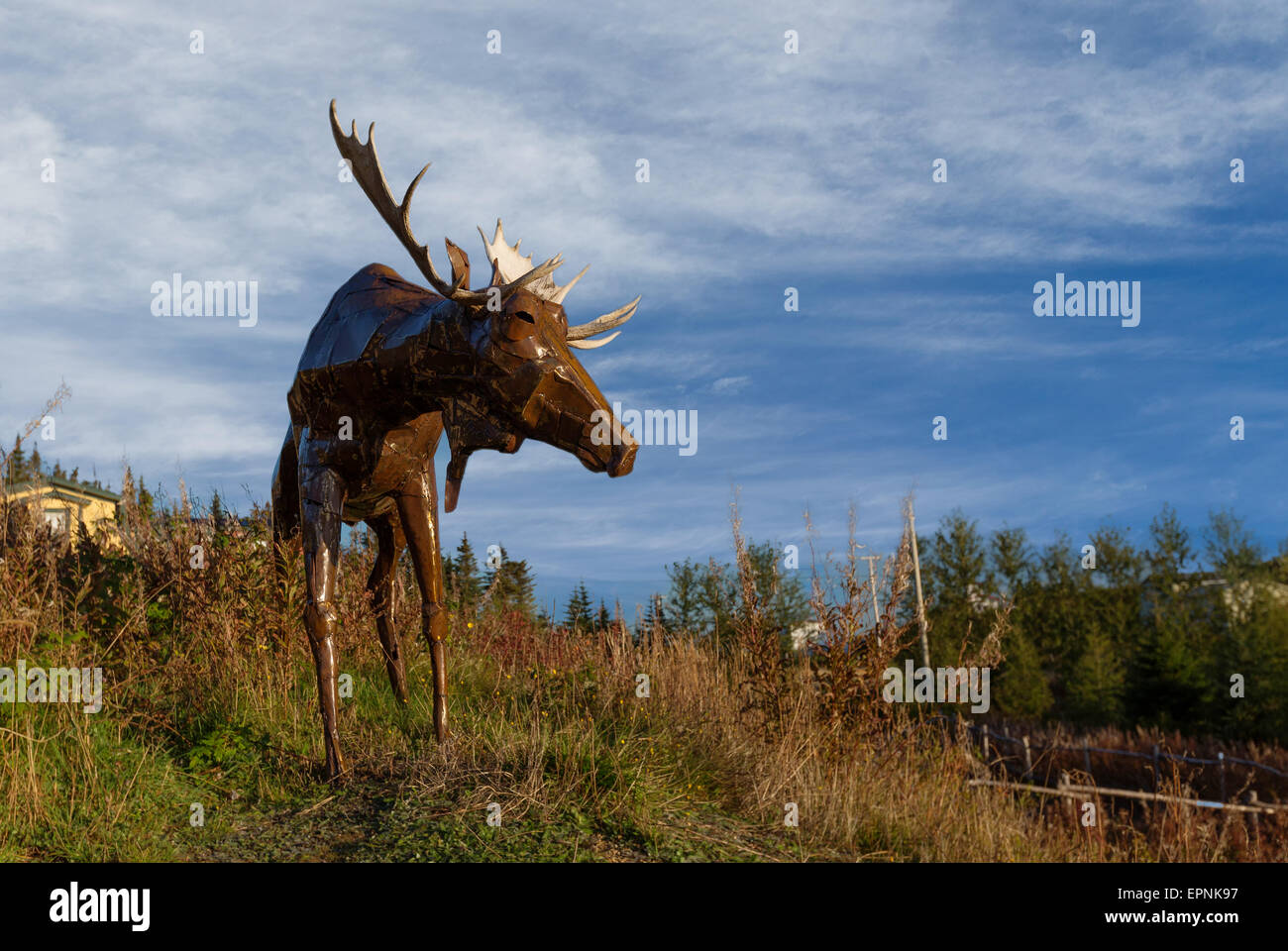 Une grande sculpture de l'orignal en acier de l'artiste Christina entailles dans Port Rexton, Terre-Neuve, Canada. Banque D'Images