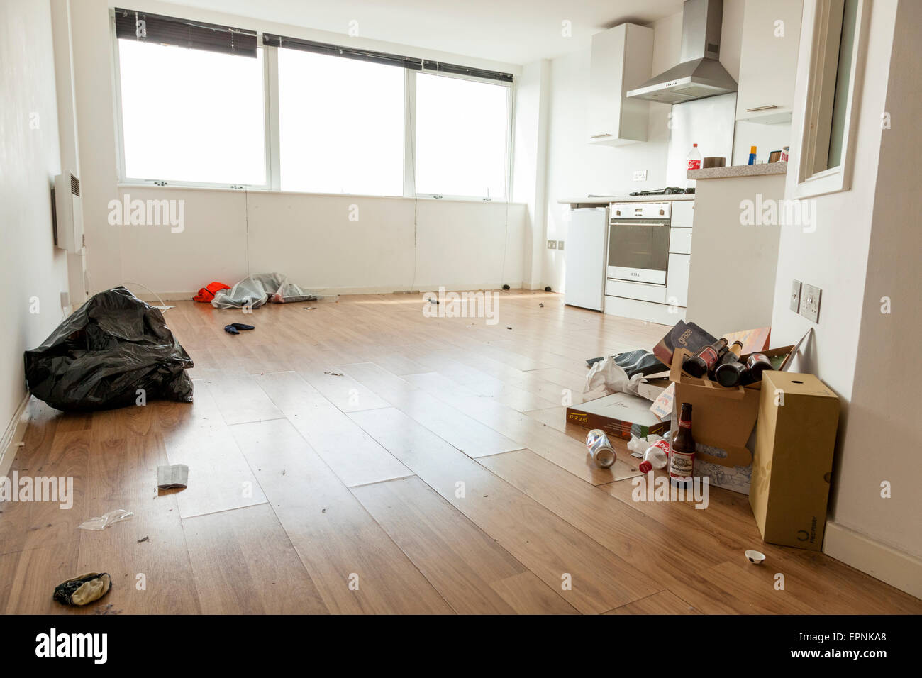 Les ordures laissées sur le sol dans un appartement chambre ou appartement étudiant à la fin d'une location, England, UK Banque D'Images