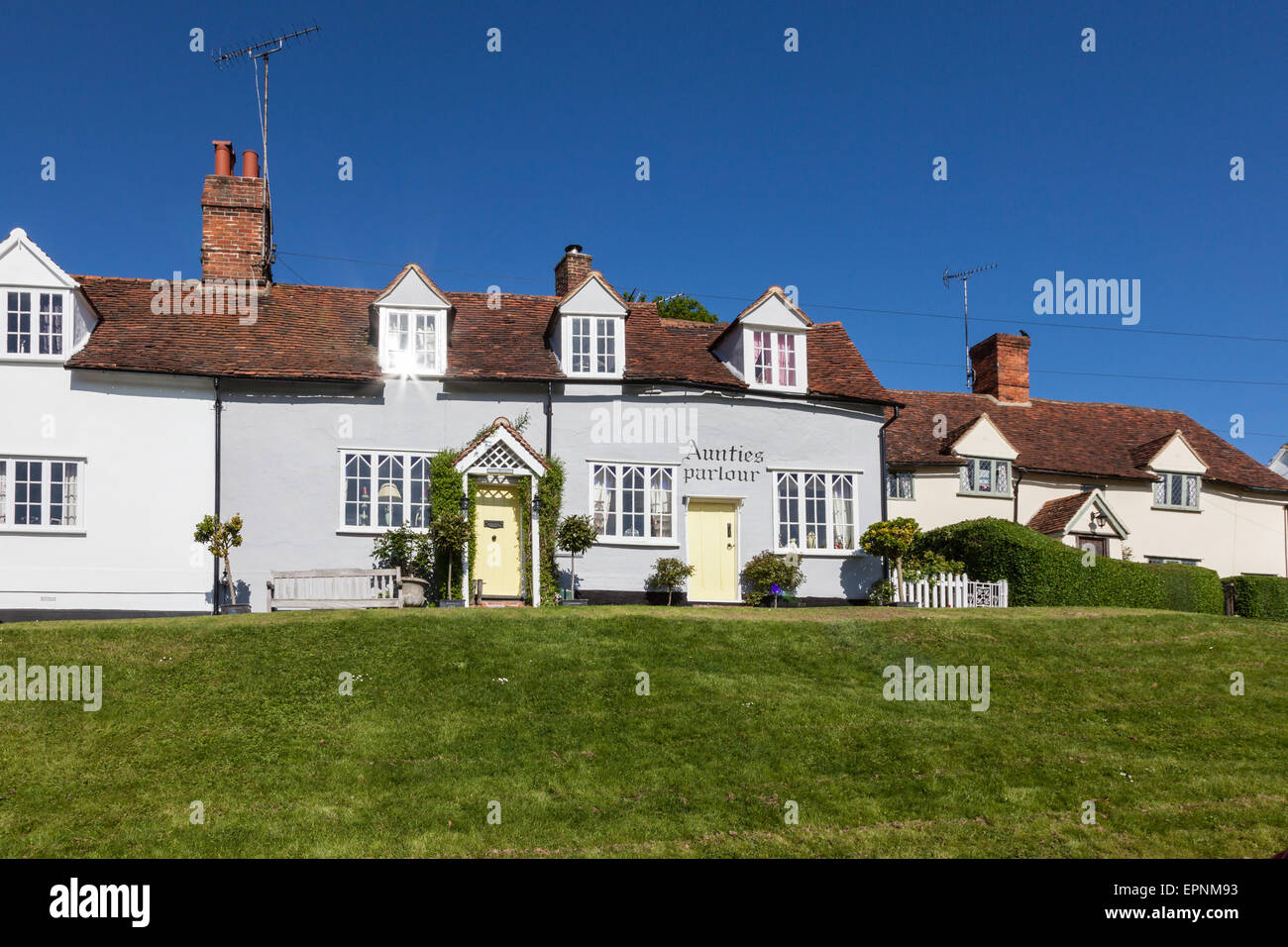 Chalets utilisés comme magasin d'antiquités dans la saison d'été, Finchingfield, Essex, Angleterre, RU Banque D'Images
