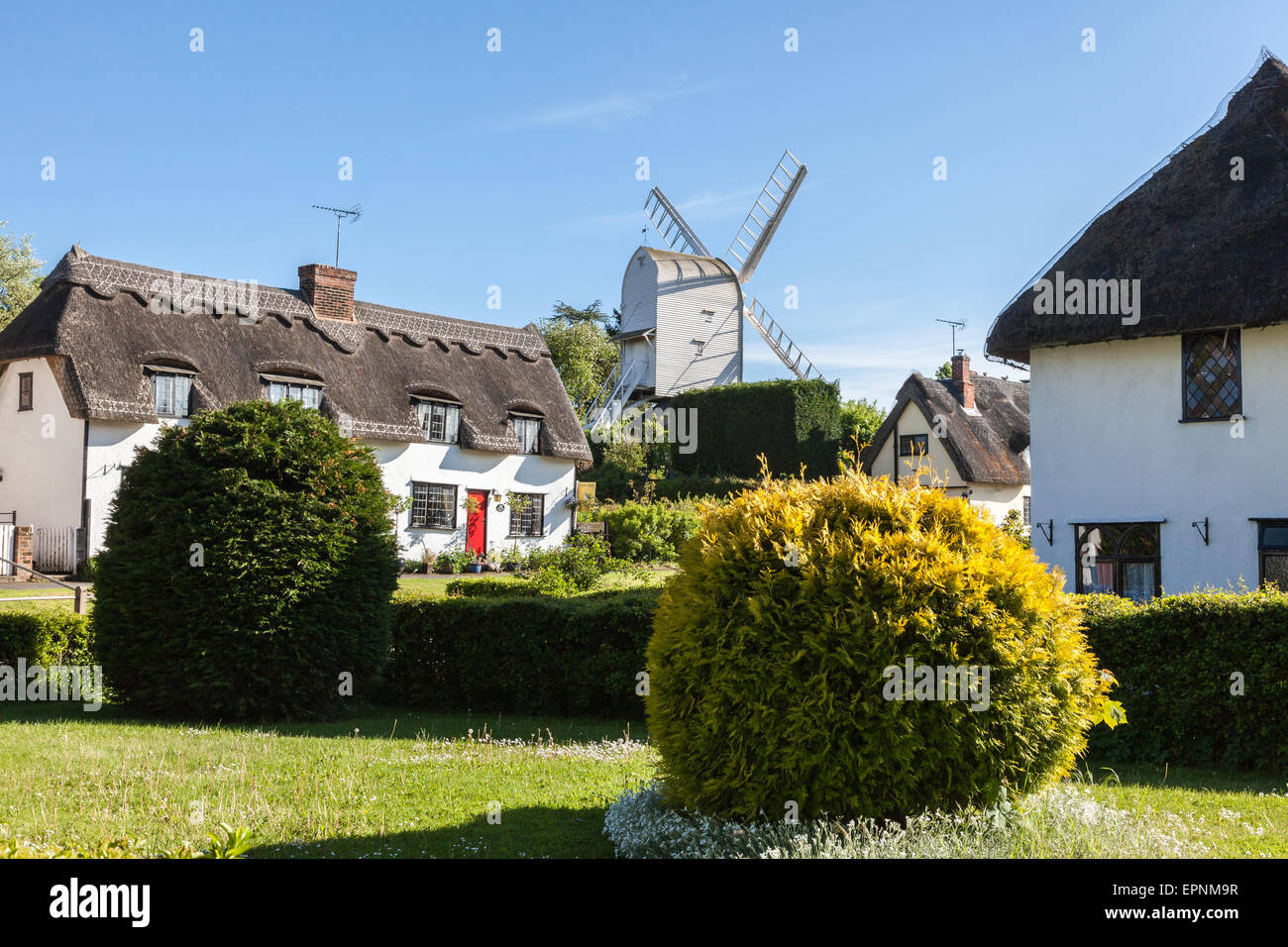 Finchingfield chaumières avec le moulin derrière, Essex, Angleterre, Royaume-Uni Banque D'Images