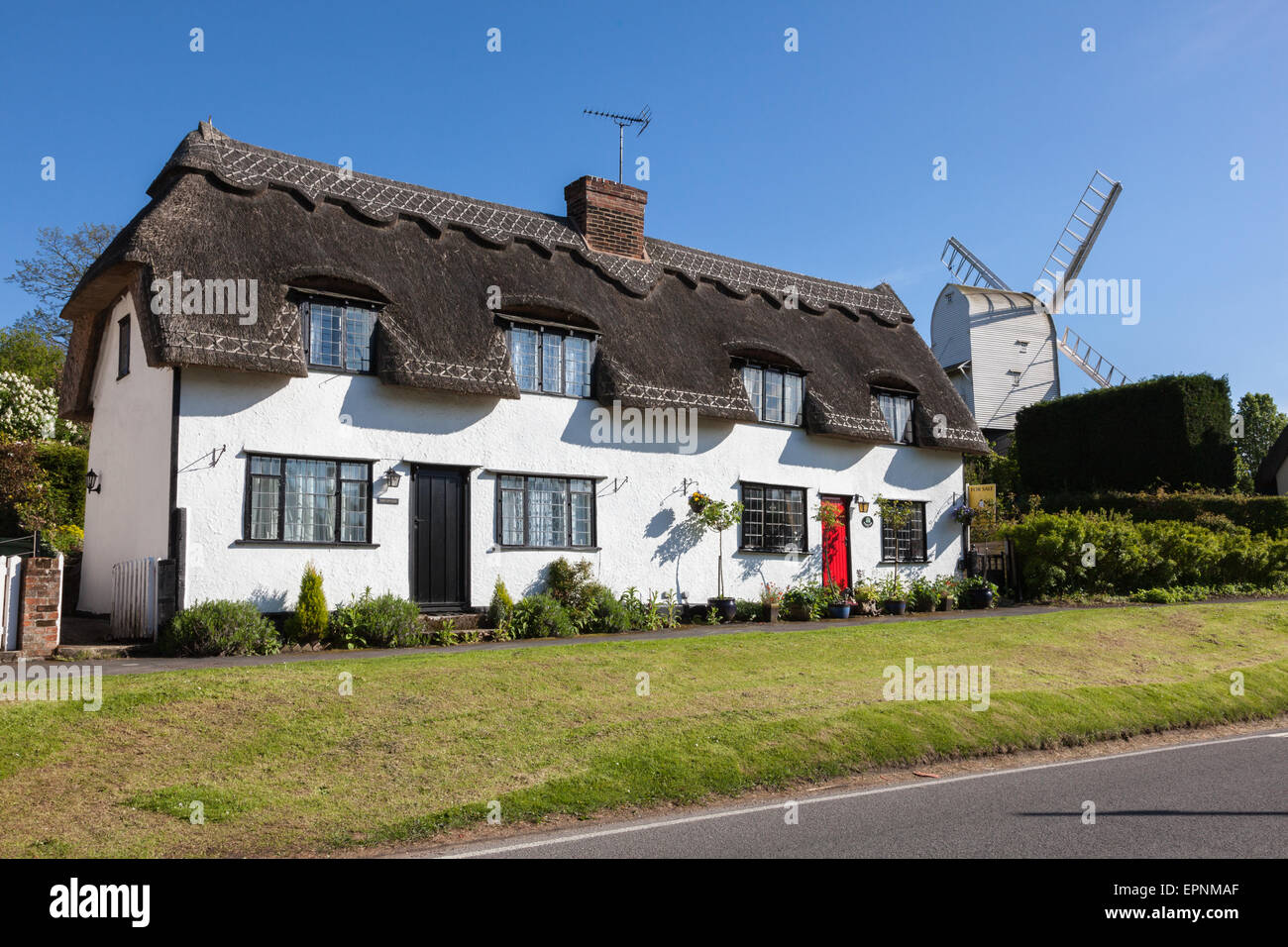 Finchingfield chaumières avec le moulin derrière, Essex, Angleterre, Royaume-Uni Banque D'Images