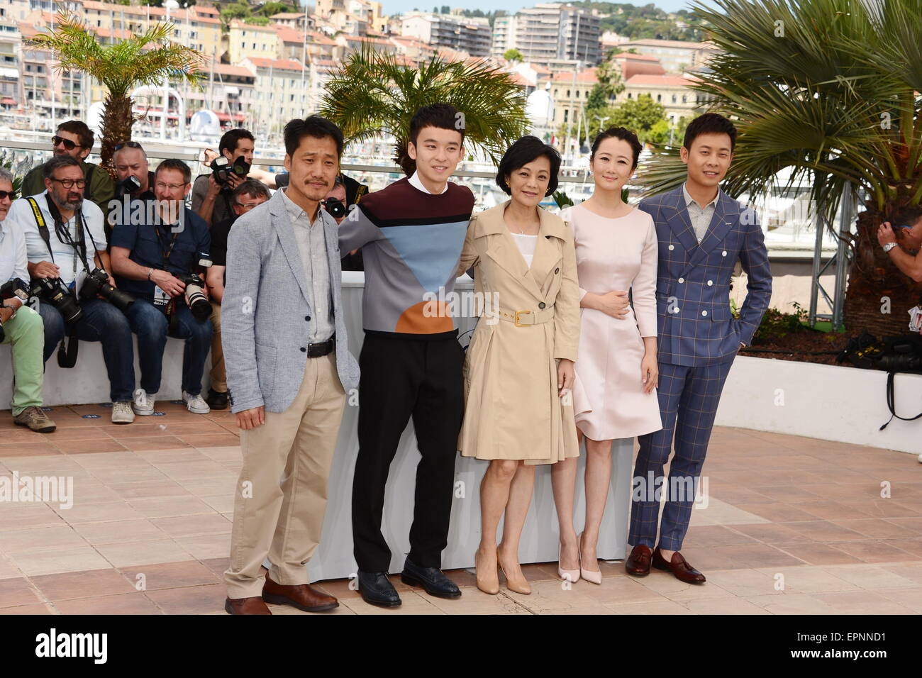 Cannes, France. 14 mai, 2015. CANNES, FRANCE - 20 MAI : Liang Jingdong, Sylvia Chang, directeur Jia Zhang Ke, acteurs Zhao Tao et Zhang Yi assister à un photocall pour 'Shan Il Ren gu' ('Mmontagnes peuvent s'écarter') au cours de la 68e assemblée annuelle du Festival du Film de Cannes le 20 mai 2015 à Cannes, France. © Frédéric Injimbert/ZUMA/Alamy Fil Live News Banque D'Images
