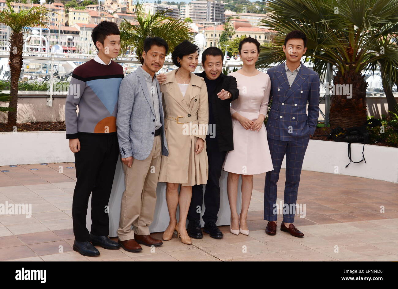 Cannes, France. 14 mai, 2015. CANNES, FRANCE - 20 MAI : Liang Jingdong, Sylvia Chang, directeur Jia Zhang Ke, acteurs Zhao Tao et Zhang Yi assister à un photocall pour 'Shan Il Ren gu' ('Mmontagnes peuvent s'écarter') au cours de la 68e assemblée annuelle du Festival du Film de Cannes le 20 mai 2015 à Cannes, France. © Frédéric Injimbert/ZUMA/Alamy Fil Live News Banque D'Images