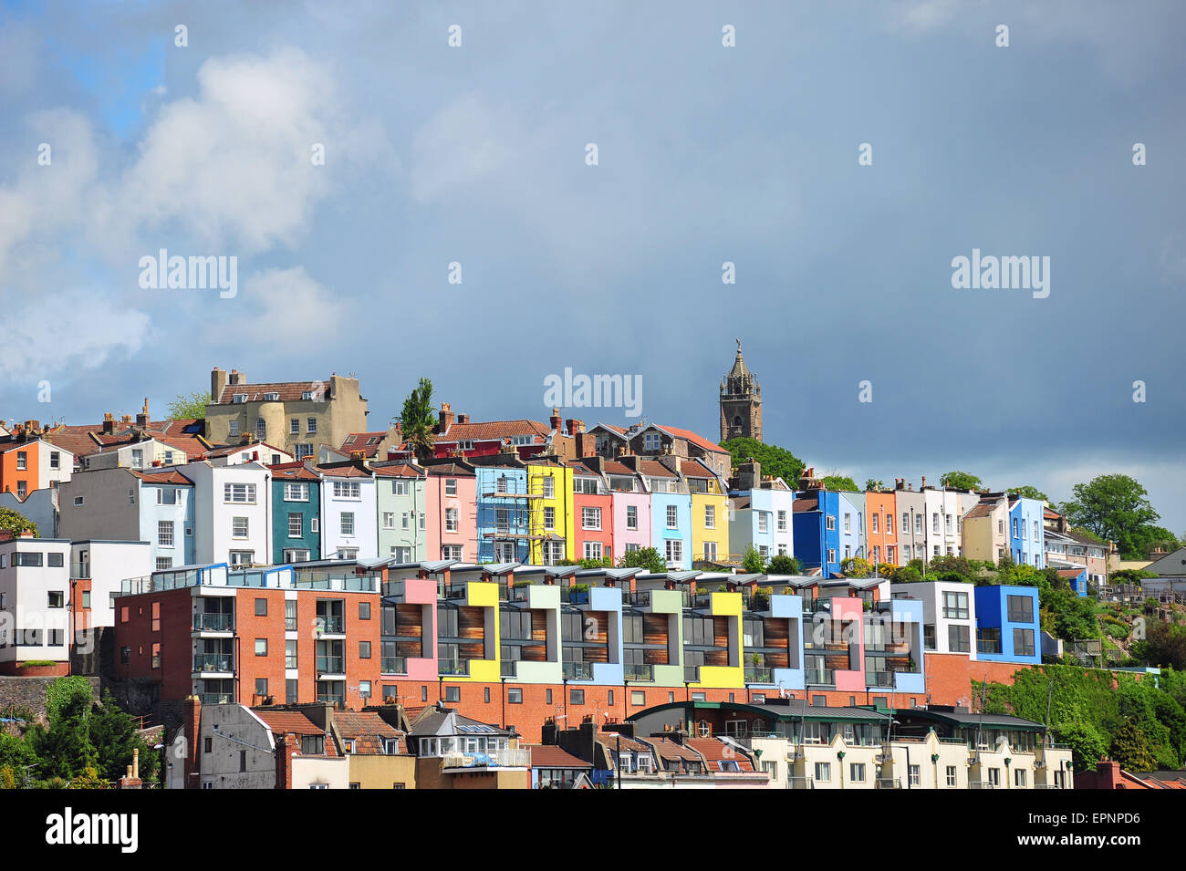 Maisons colorées donnant sur le port de Bristol. Banque D'Images