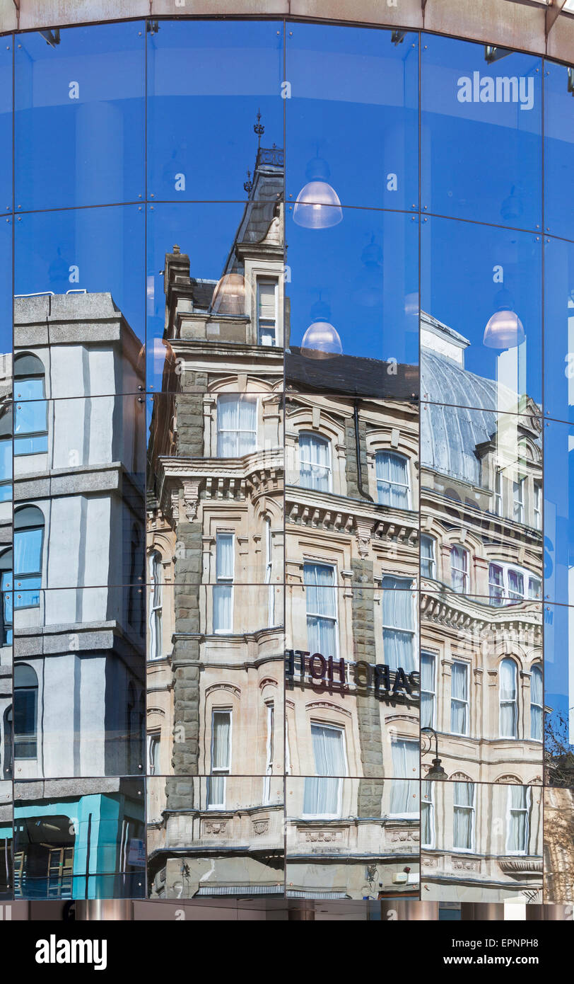 Façades victoriennes et modernes et ciel bleu clair réfléchi La façade en verre du Capitol Center de Cardiff Banque D'Images
