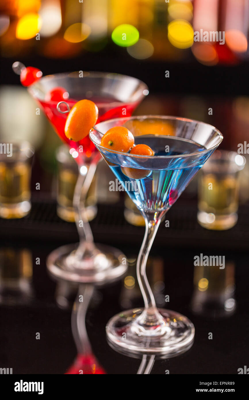 Martini des boissons sur comptoir bar avec des bouteilles sur fond flou Banque D'Images