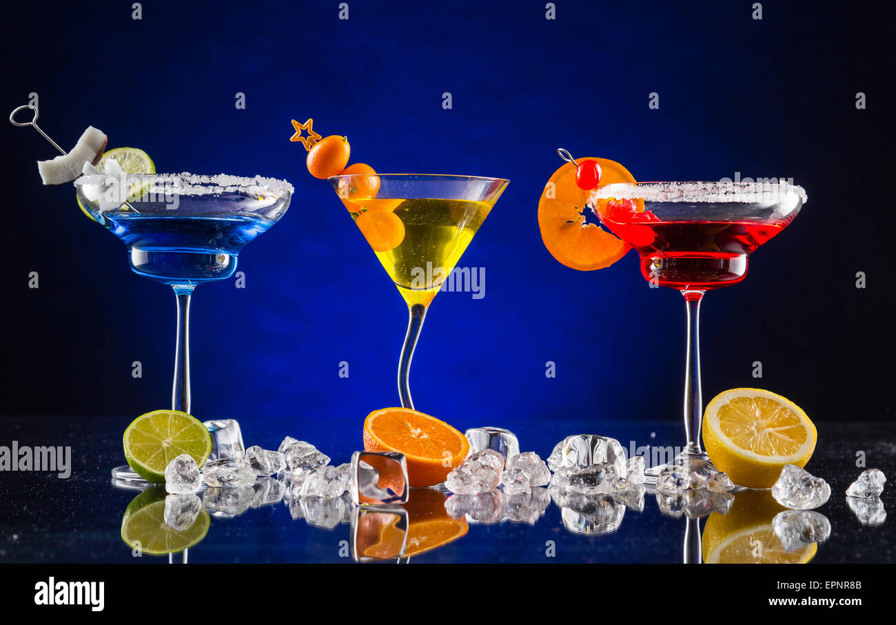 Martini bar des boissons sur fond de couleur foncé avec compteur Banque D'Images