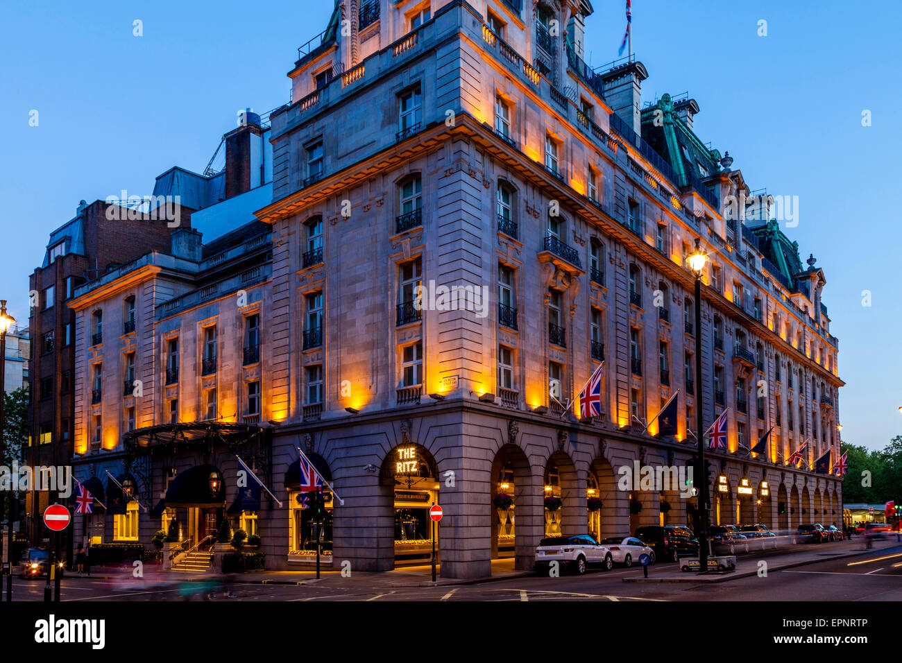 L'Hôtel Ritz la nuit, Londres, Angleterre Banque D'Images