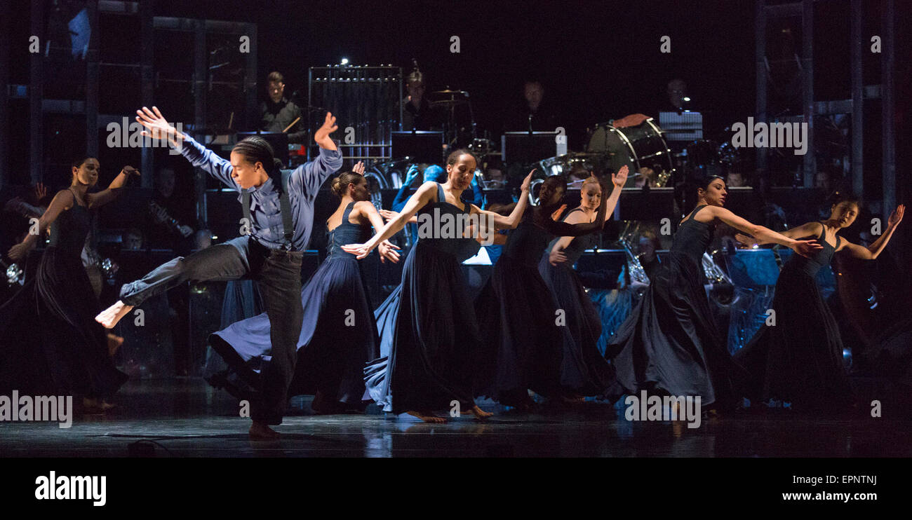 12/05/2015. Londres, Angleterre. Liam Francis sur la gauche. Rambert Dance Company effectuer la première mondiale d'artères 'Dark' par Mark Baldwin dans le cadre d'un projet de loi à triple Sadler's Wells Theatre. Rambert effectuer avec l'Tredegar Town Band et l'Orchestre Rambert du 12 au 16 mai 2015. Banque D'Images