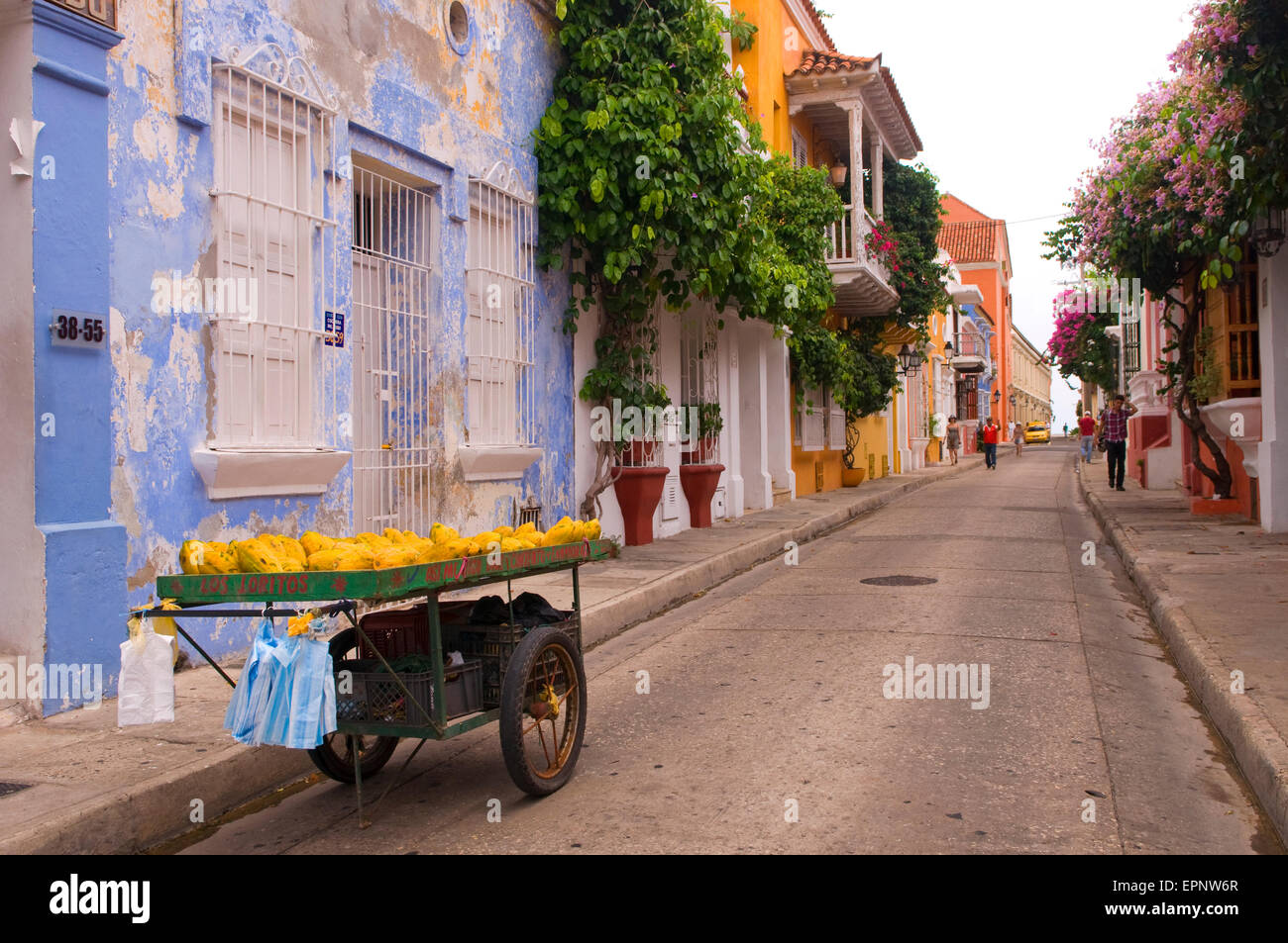 Un typique (coloré) rue colorée à Cartagena, Colombie, Amérique du Sud Banque D'Images