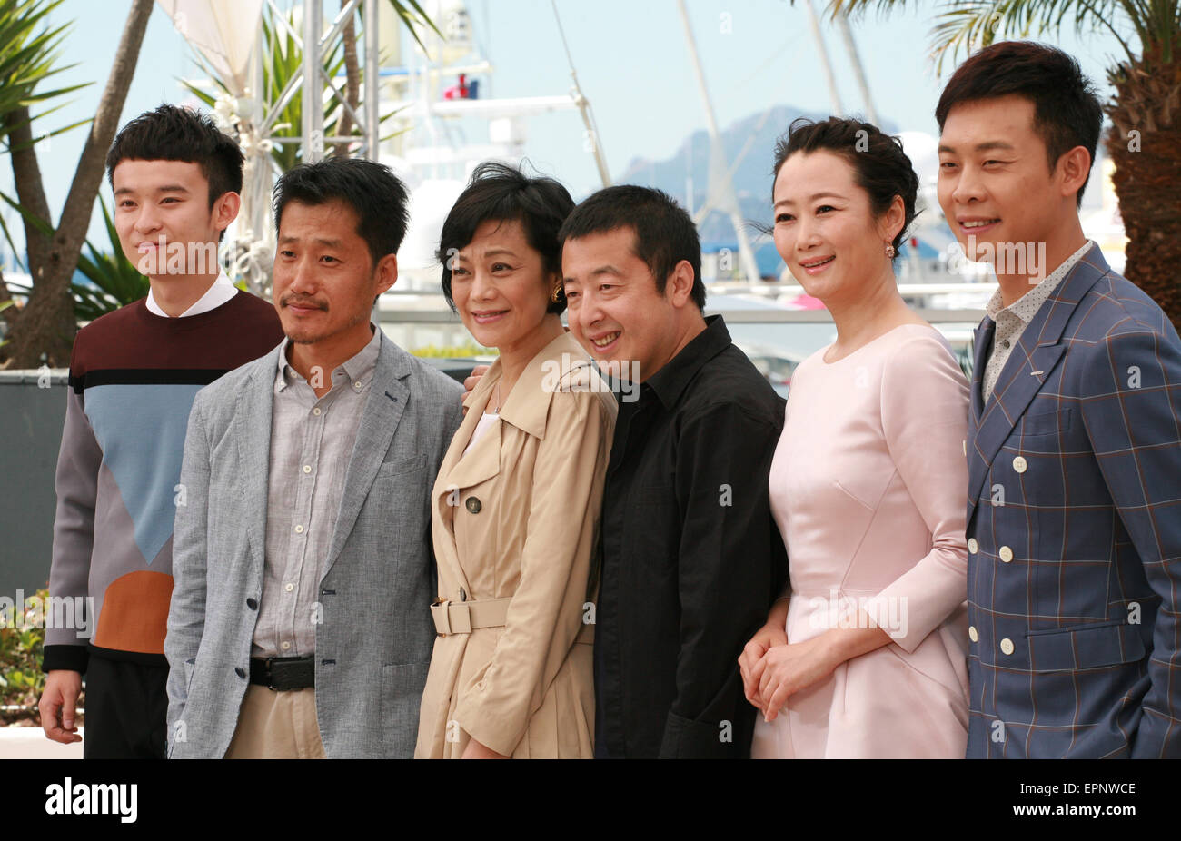 Cannes, France. 20 mai, 2015. Le cast ; Dong Zijang, Liang Jingdong, Sylvia Chang, Jia Zhang-Ke, Zhao Tao, Zhang Yi dans les montagnes peuvent s'écarter l'appel photo film à la 68e Festival de Cannes le mardi 20 mai 2015, Cannes, France. Credit : Doreen Kennedy/Alamy Live News Banque D'Images