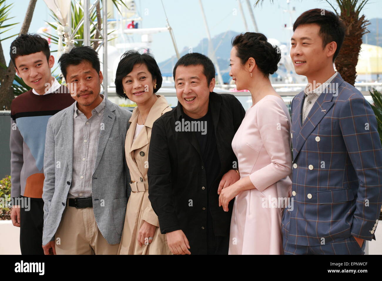 Cannes, France. 20 mai, 2015. Le cast ; Dong Zijang, Liang Jingdong, Sylvia Chang, Jia Zhang-Ke, Zhao Tao, Zhang Yi dans les montagnes peuvent s'écarter l'appel photo film à la 68e Festival de Cannes le mardi 20 mai 2015, Cannes, France. Credit : Doreen Kennedy/Alamy Live News Banque D'Images