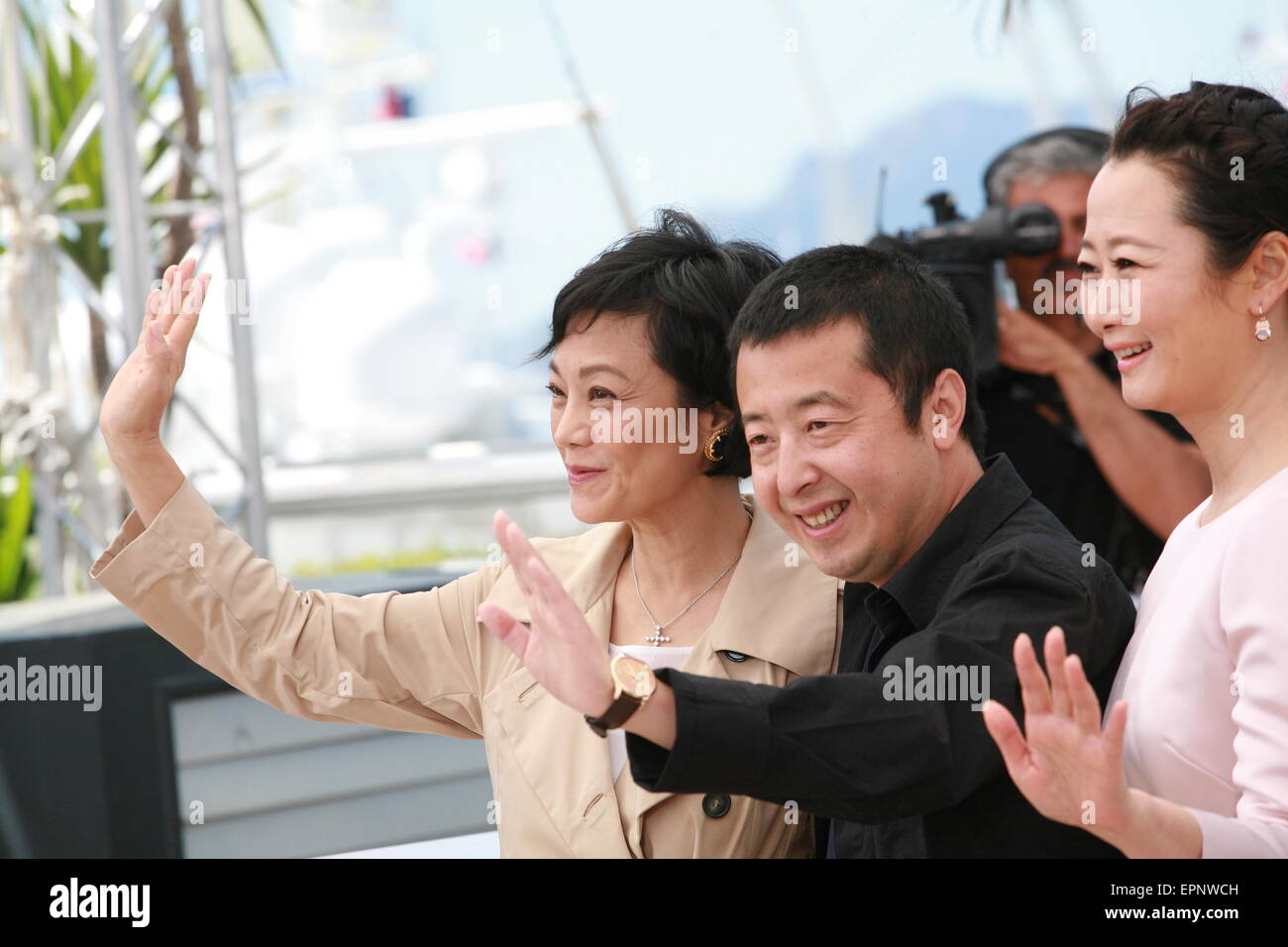 Cannes, France. 20 mai, 2015. L'actrice Sylvia Chang, directeur Jia Zhang-Ke, l'actrice Zhao Tao dans les montagnes peuvent s'écarter l'appel photo film à la 68e Festival de Cannes le mardi 20 mai 2015, Cannes, France. Credit : Doreen Kennedy/Alamy Live News Banque D'Images