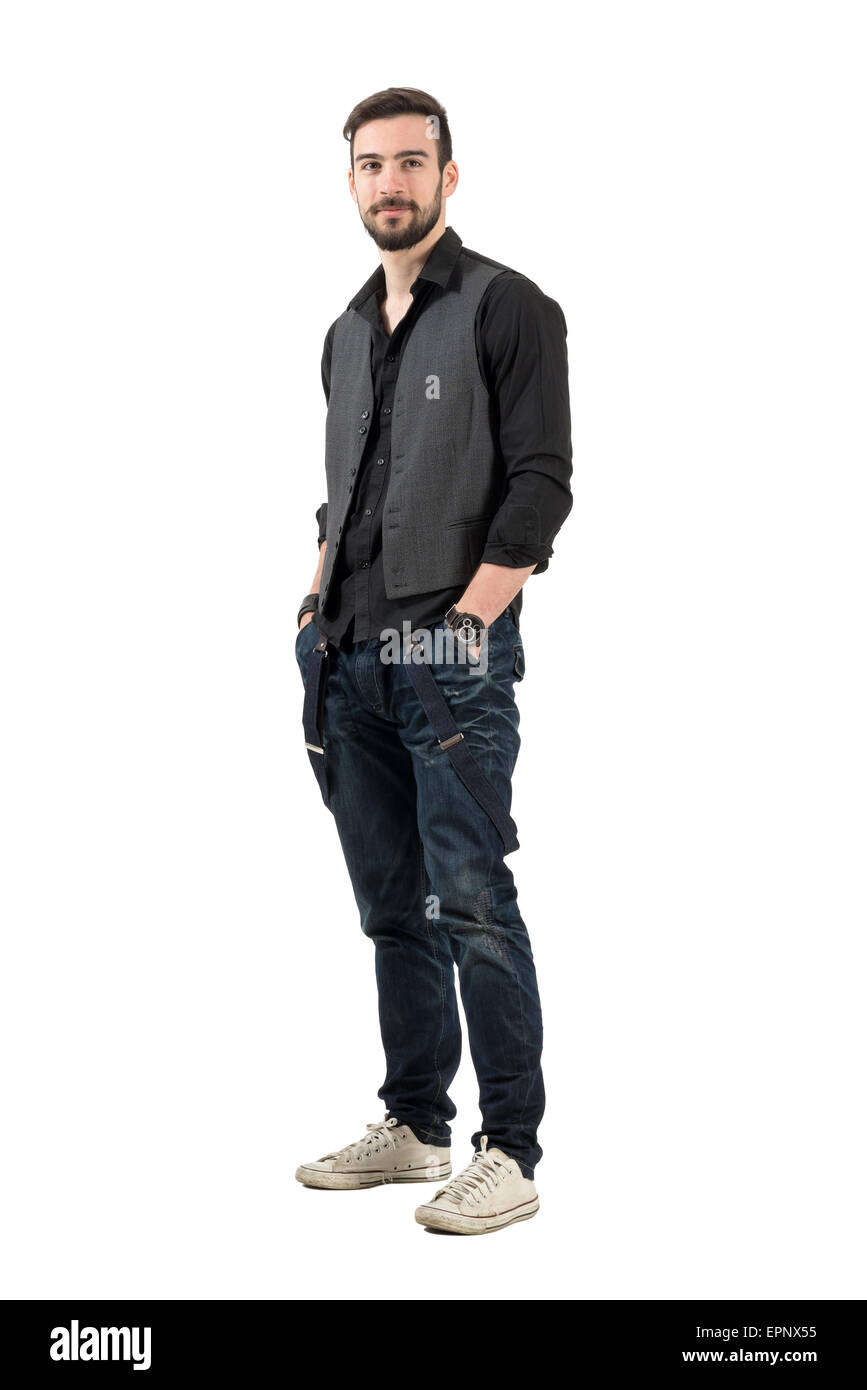 Modèle masculin à la mode barbu avec les mains dans les poches. La longueur du corps complet isolé portrait sur fond blanc. Banque D'Images