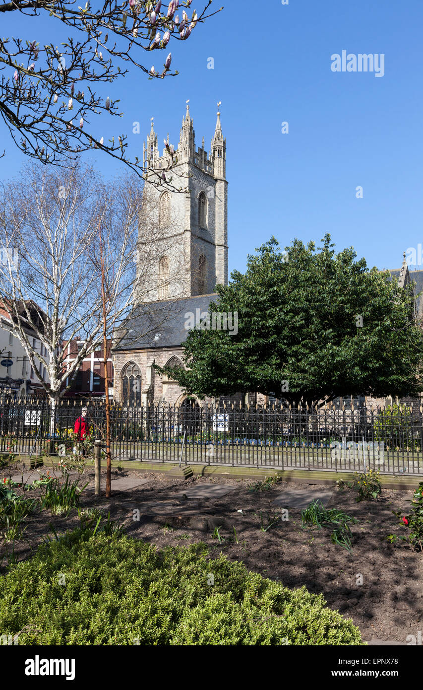 Soleil, l'église de St Jean le Baptiste et l'Église dans le centre de Cardiff Banque D'Images